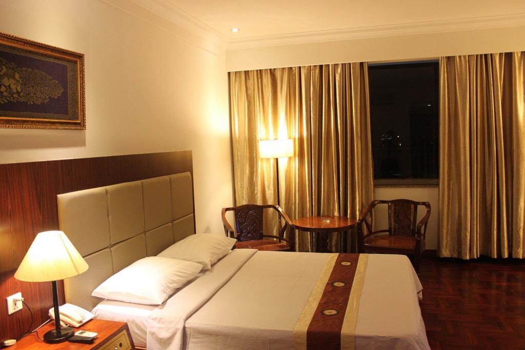 Diamond Hotel Phnom Penh Exterior foto