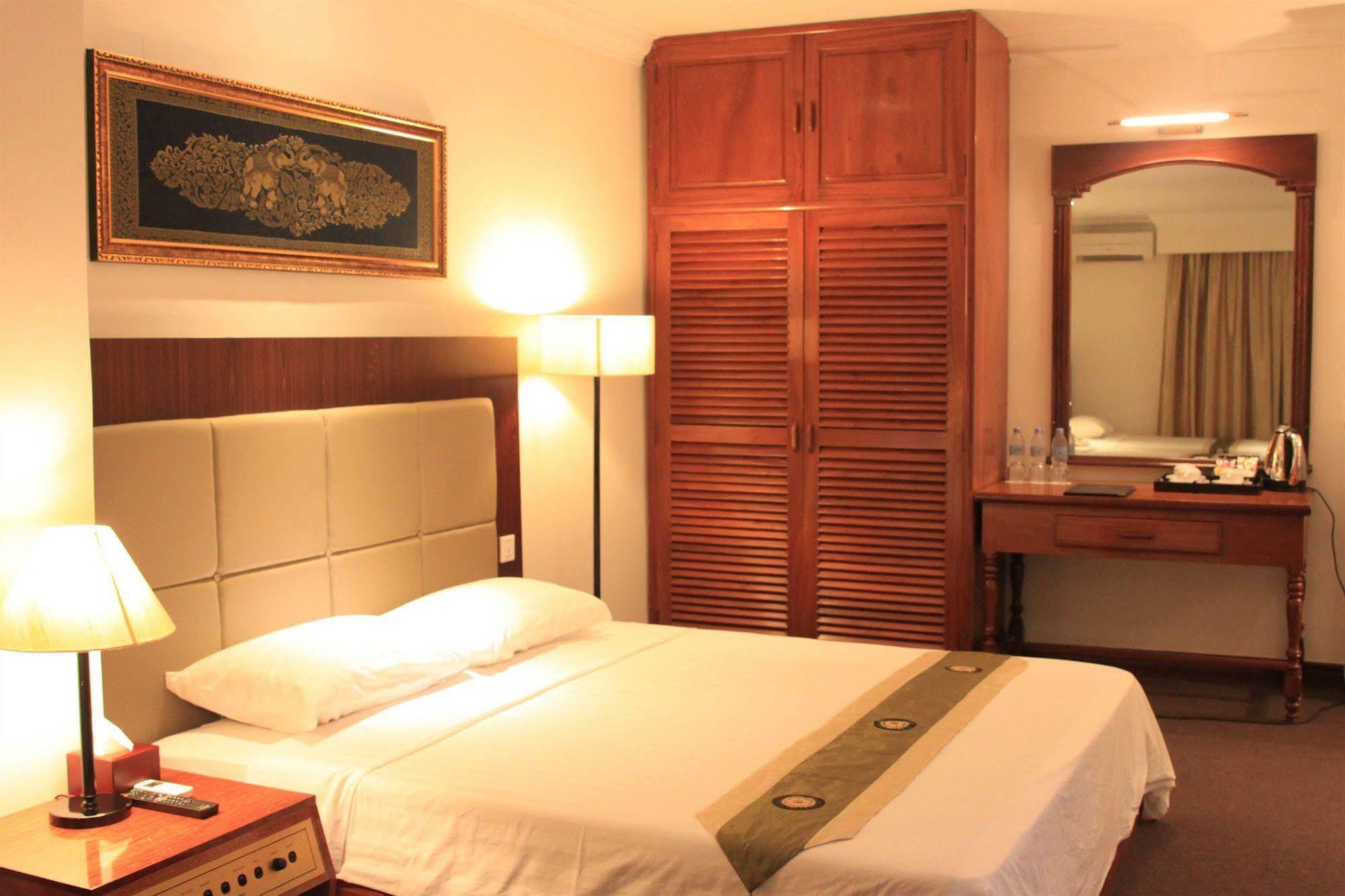 Diamond Hotel Phnom Penh Exterior foto