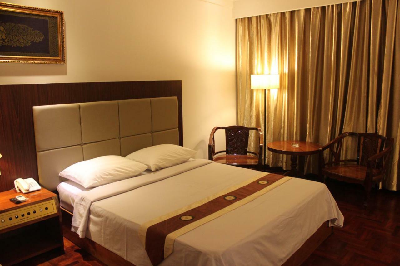 Diamond Hotel Phnom Penh Exterior foto