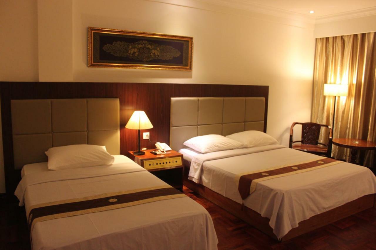 Diamond Hotel Phnom Penh Exterior foto